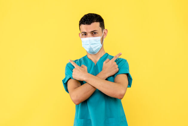 制服侧视图一个医生一个戴着面罩的医生穿着黄色背景的医疗制服表情人观点