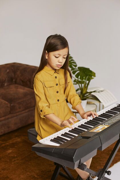 乐器小女孩在家学打电子键盘钢琴家学习班级
