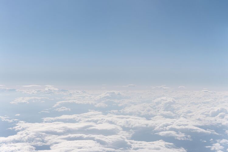 云从飞机上看白云蓝色天多云