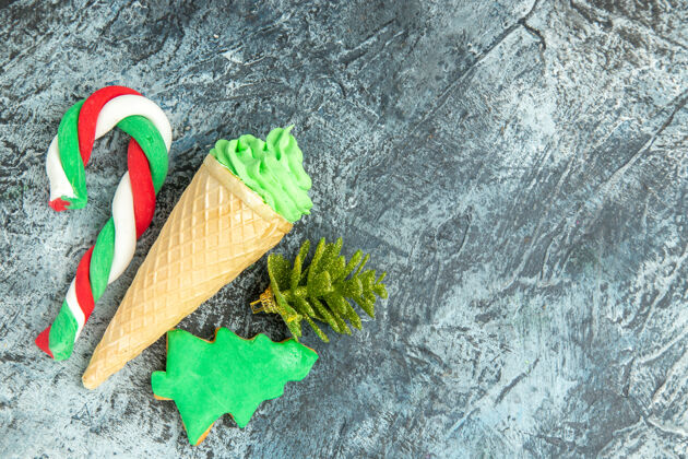 刷子顶视图圣诞节糖果冰淇淋在灰色表面与复制空间彩色垃圾扫帚