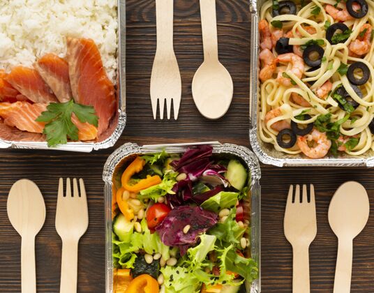 饮食在一张木桌上摆放不同的饭菜健康厨房营养
