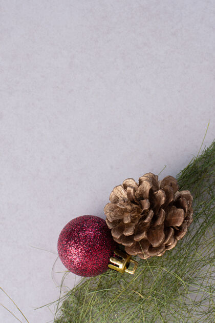 球白色表面有圣诞球的松果装饰品松锥体圣诞饰品