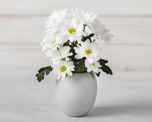自然白色花瓶里有白色的花花花安排