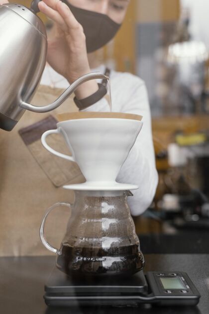 服务员女咖啡师滤咖啡的正面图女服务员工作