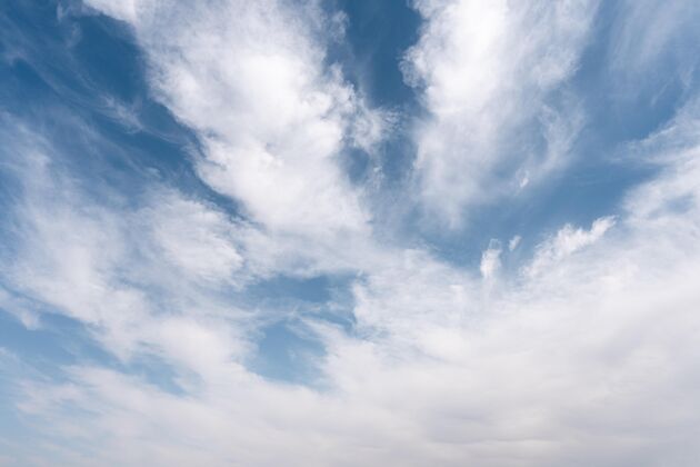 自然蓬松的云在多风的天空抽象天风