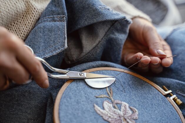 裁缝裁缝创造一个美丽的装饰特写手工制作爱好工厂