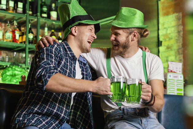 派对男人们一起庆祝圣帕特里克节爱尔兰男人幸运