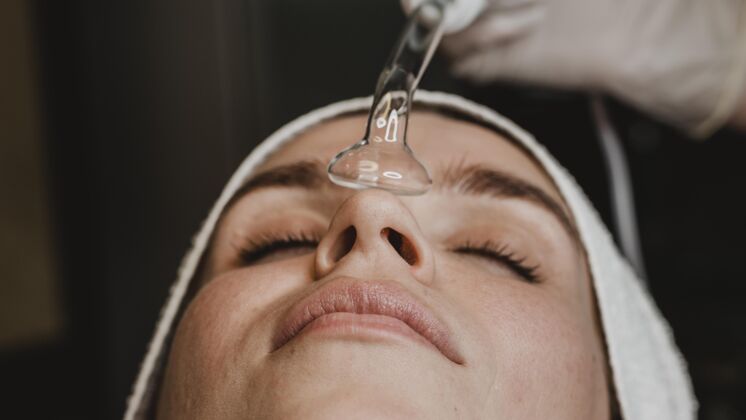 皮肤护理在水疗中心接受皮肤治疗的女人水疗护理健康