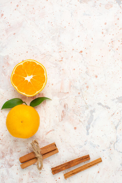维生素顶视图新鲜的柑桔切柑桔肉桂棒明亮孤立的表面与自由空间果汁棒柑橘