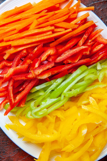 观点顶视图彩色切辣椒在白色盘子蔬菜午餐沙拉