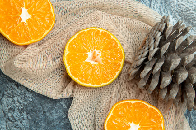 果汁顶部近距离观察切割橘子松果在米色披肩在黑暗的表面披肩柑橘甜橙