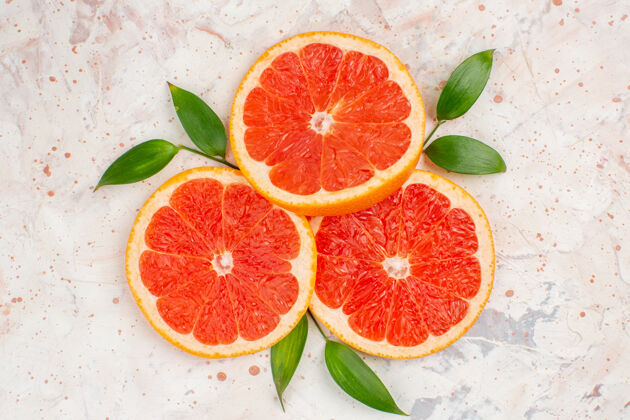 维生素俯视图柚子片与叶片上裸体表面葡萄柚片叶葡萄柚