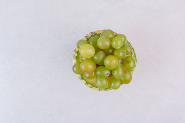 成熟的葡萄在半切青瓜的白色表面甜的切片有机