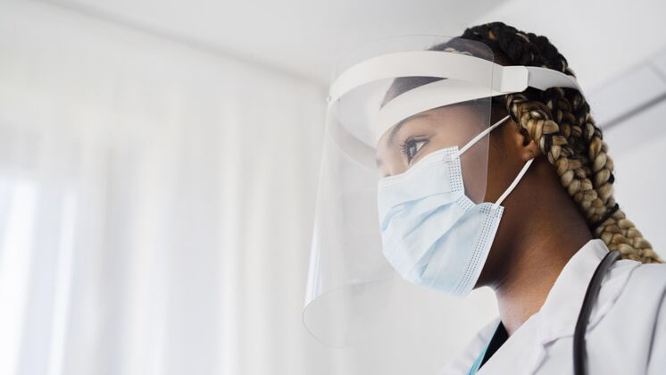 科学特写医生戴着防护装备医生护理口罩