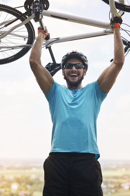 自行车骑了很长一段路 真是太幸福了喜悦运动员自行车