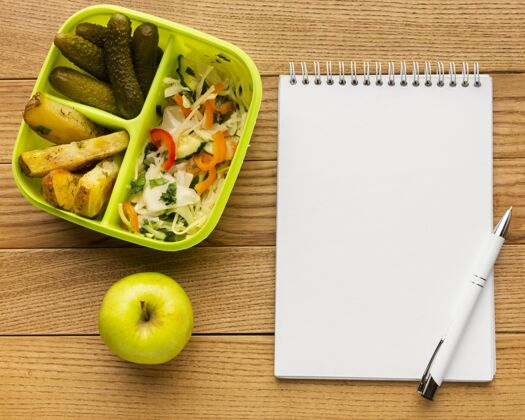 营养平躺着美味的饭菜和空笔记本组成分批烹饪烹饪食品