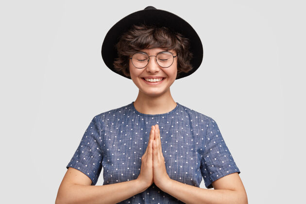 帽子快乐迷人的女性祈祷身体健康可爱眼镜时髦