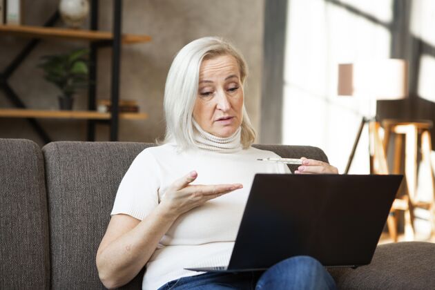 温度计带笔记本的中枪女人笔记本电脑科学医疗