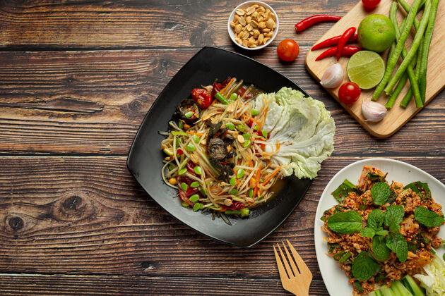 纤维泰国菜；索姆图姆或木瓜沙拉洋葱配料餐厅