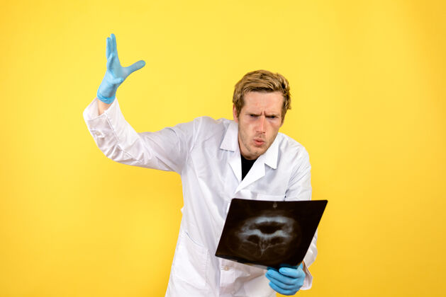 卫生正面图黄色桌子上拿着x光片的男医生医疗外科卫生科维德-秘书帅哥男医生