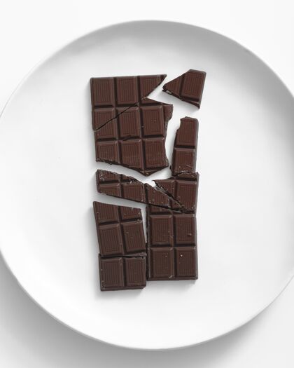 顶视图盘子上的巧克力棒俯视图巧克力简约平面