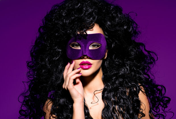 华丽一个漂亮女人的肖像 黑色头发 脸上戴着紫色的戏剧面具深色女人女性