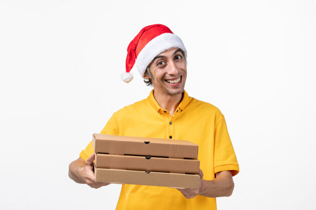工人正面图男快递员用披萨盒在白墙上统一送货服务工作职业微笑视图