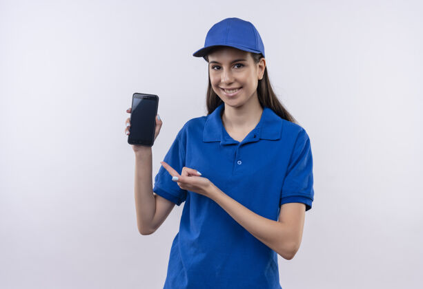站身穿蓝色制服 戴着帽子的年轻送货员面带微笑地看着相机移动微笑制服