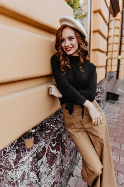 风格站在街上的迷人的长发棕色长裤女人幽默的法国女孩的户外照片散步城市头发
