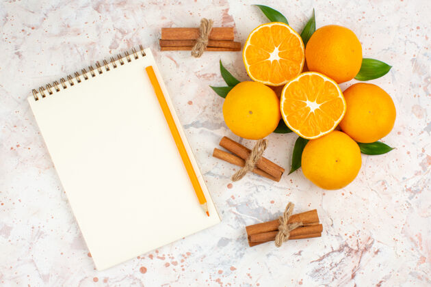 肉桂顶视图新鲜的柑橘笔记本肉桂棒铅笔明亮的孤立的表面柑橘维生素新鲜的柑橘