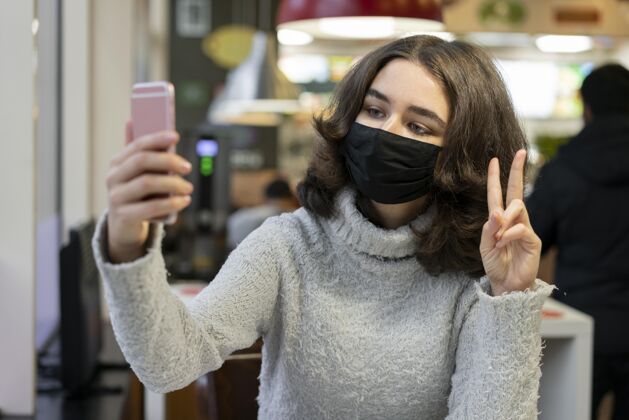 公民戴着医用面罩打电话的女人人面罩妇女