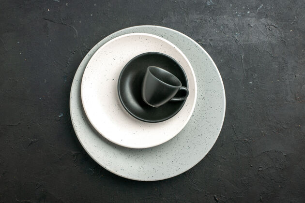 按钮顶视图黑色杯碟白色板上灰色板上黑色表面自由空间黑杯碟视图低音