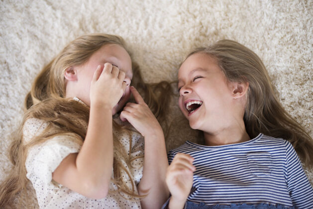 兄弟姐妹他们在一起的时候笑个不停闭上眼睛背部玩耍