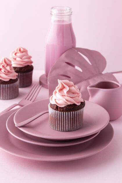 纸杯蛋糕搭配粉色元素和纸杯蛋糕安排糖奶油