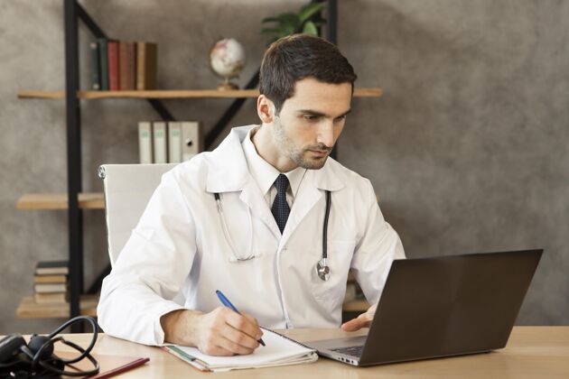 职业中枪医生在笔记本电脑上工作水平健康科学