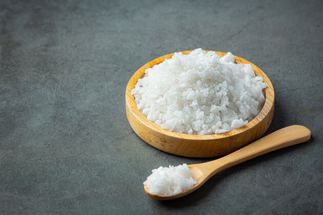 自然盐在木制的小盘子里海盐盐糖尿病