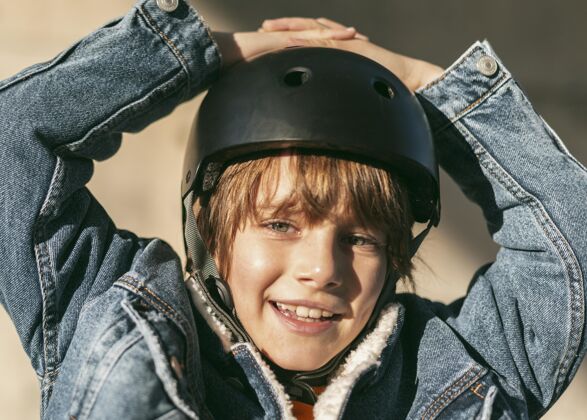 儿童骑自行车戴安全帽的快乐男孩自行车户外爱好