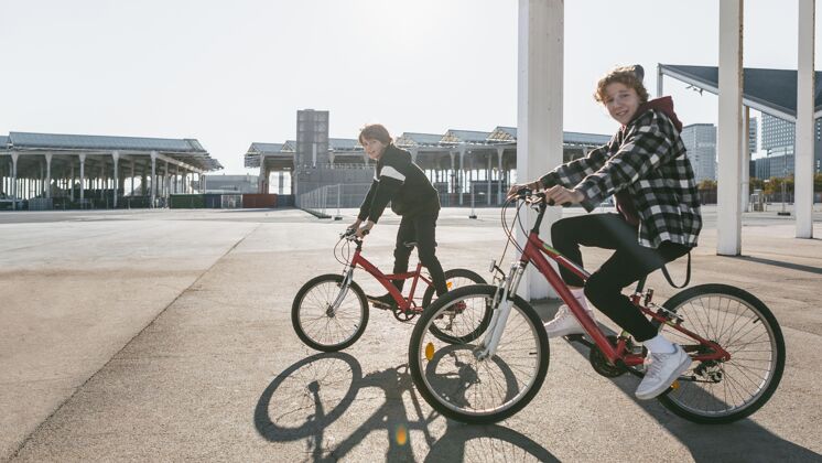 水平公园里的男孩骑着自行车年轻户外青年