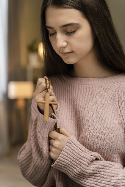 圣洁女人用木十字架祈祷女人信仰宗教