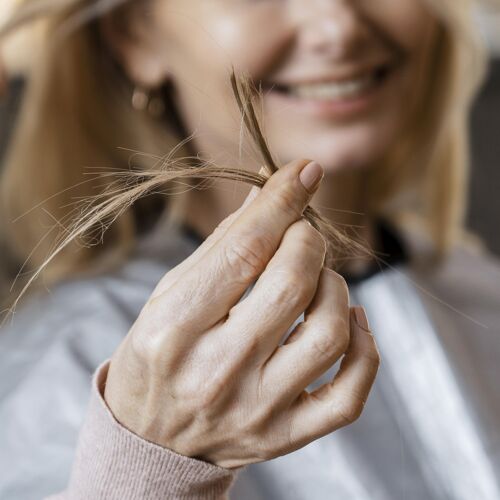 女人笑脸女人拿着她理发师剪的那束头发房子发型发型师