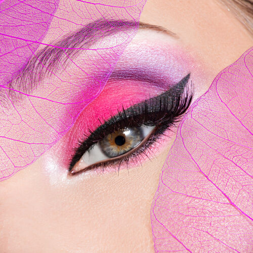 女人用漂亮时尚的亮粉色妆容特写女性眼睛颜色魅力闪光