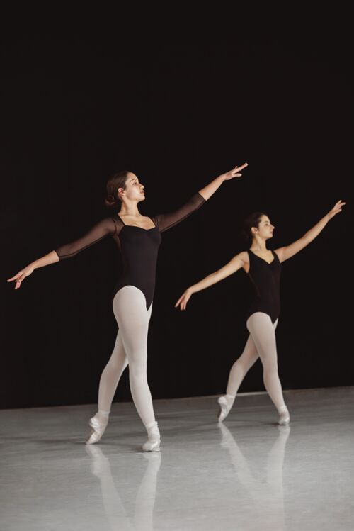 表演专业芭蕾舞演员穿着紧身连衣裤穿着尖头鞋跳舞的侧视图专业尖头鞋艺术