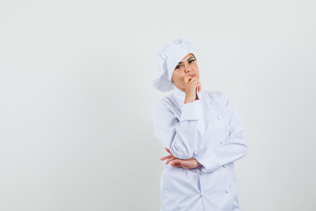 工人穿着白色制服的女厨师站在思考的姿势 看起来很理智敏感餐厅工业