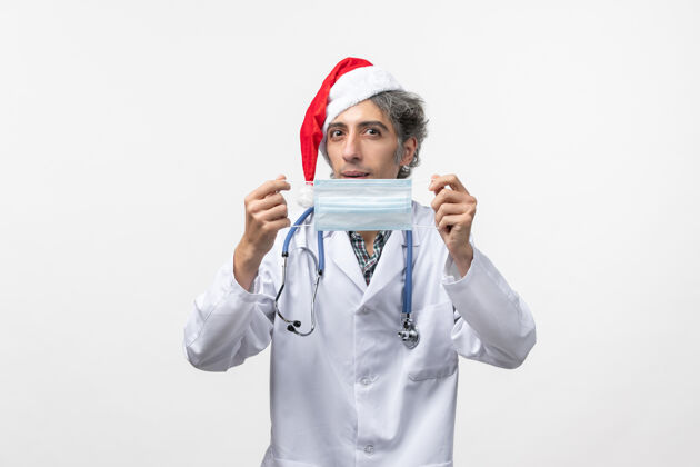 圣诞节正面图男医生手捧口罩过年过节病毒柯维德微笑肖像冠状病毒