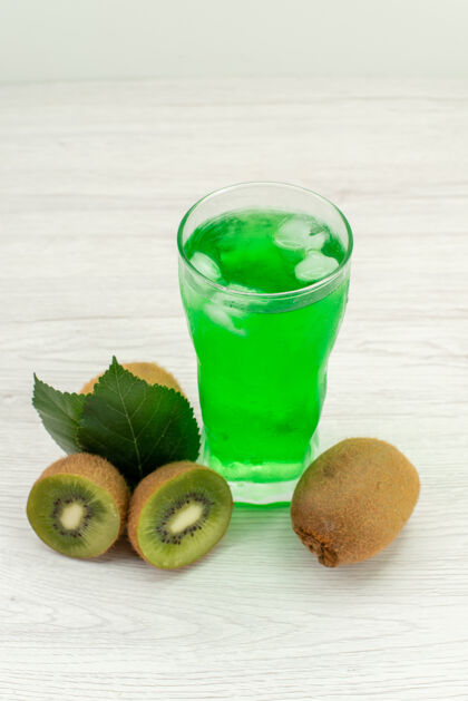 饮料前视图绿色果汁与新鲜猕猴桃在白色表面生的猕猴桃液体