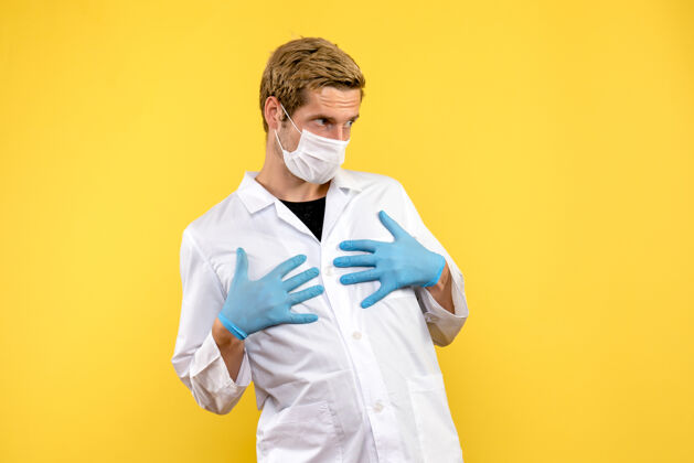 听诊器正面图黄色背景上的男医生大流行医疗卫生科维德-肖像实验室医生