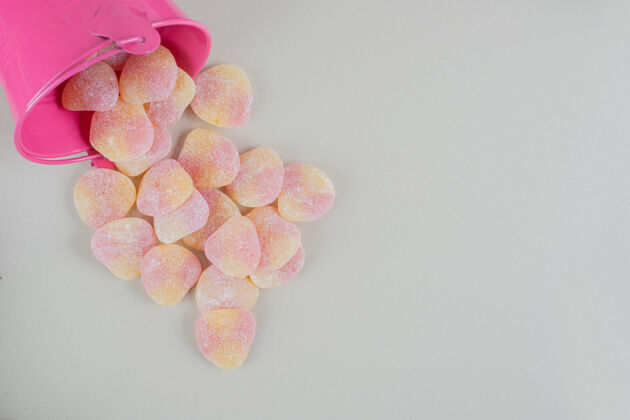 口香糖一个装满心形果冻糖果的粉红色桶好吃形状心