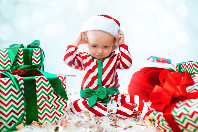 惊喜可爱的女婴1岁戴圣诞帽摆圣诞装饰品圣诞老人礼物球