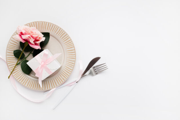 晚餐美丽的顶视图白色情人表设置盘子菜浪漫