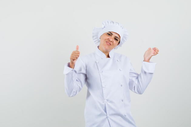 准备身着白色制服的女厨师竖起大拇指 看上去很高兴烹饪服务新鲜